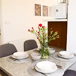 شقة With Terrace, Garden And Free Parking