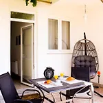 شقة With Terrace, Garden And Free Parking