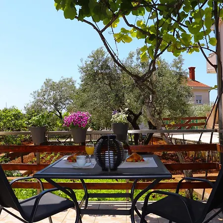 Apartment With Terrace, Garden And Free Parking Krk Town