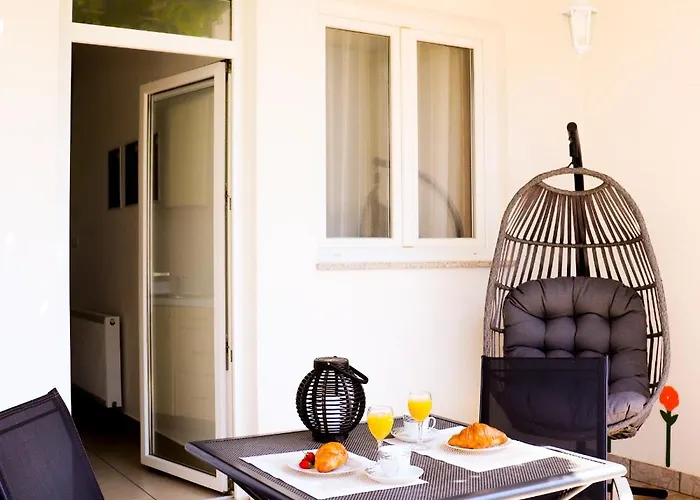 Апартаменты With Terrace, Garden And Free Parking